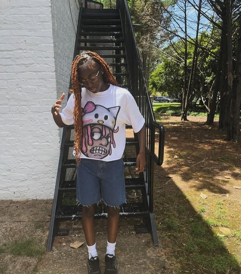 Customer wearing the Vertidíem Hello VERTII boxy tee with denim shorts