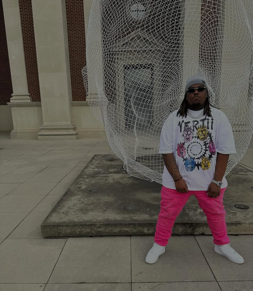 Customer wearing the Vertidíem Many Faces tee with pink pants